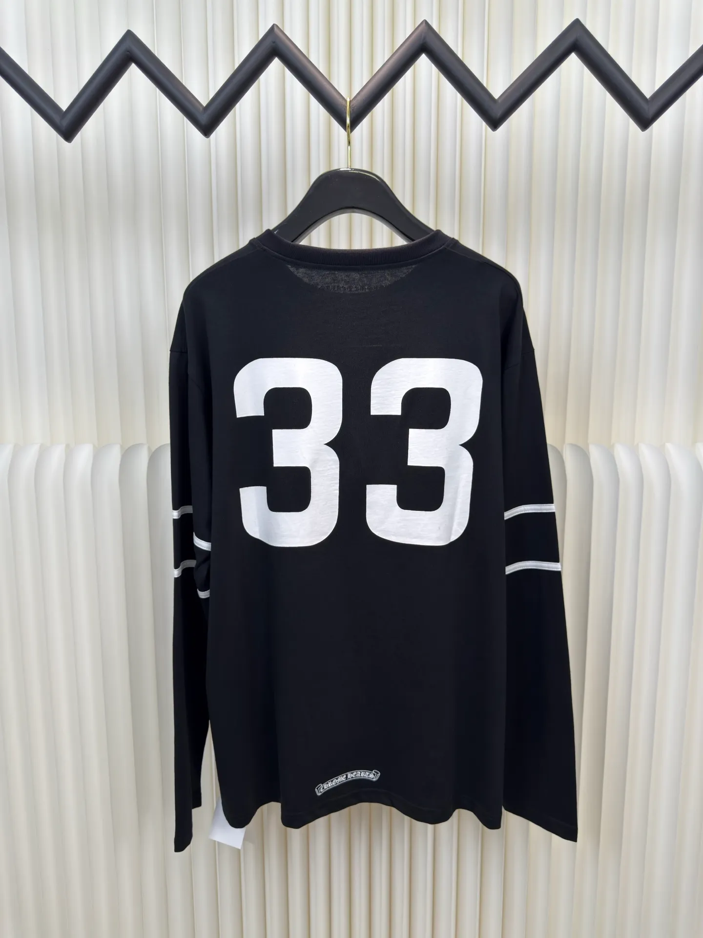 P290 Chrome Hear printed spliced ​​long sleeves. The fabric is made of 26-woven 200g cotton. Splicing design. The printing is glue printing. Customized accessories. Size S M L